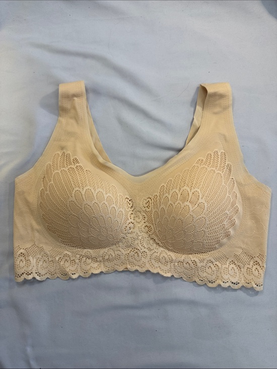 Other - NWOT Seamless Lace Wireless Bra - beige